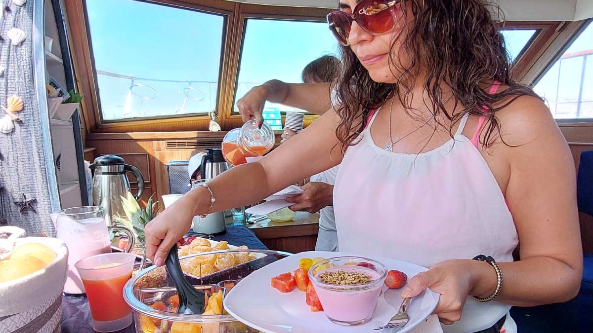 buffet desayuno en altamar a bordo del bavaria yate en la punta ijcvya