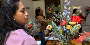 taller disena tu ramo asimetrico con flores frescas thumb_landscape