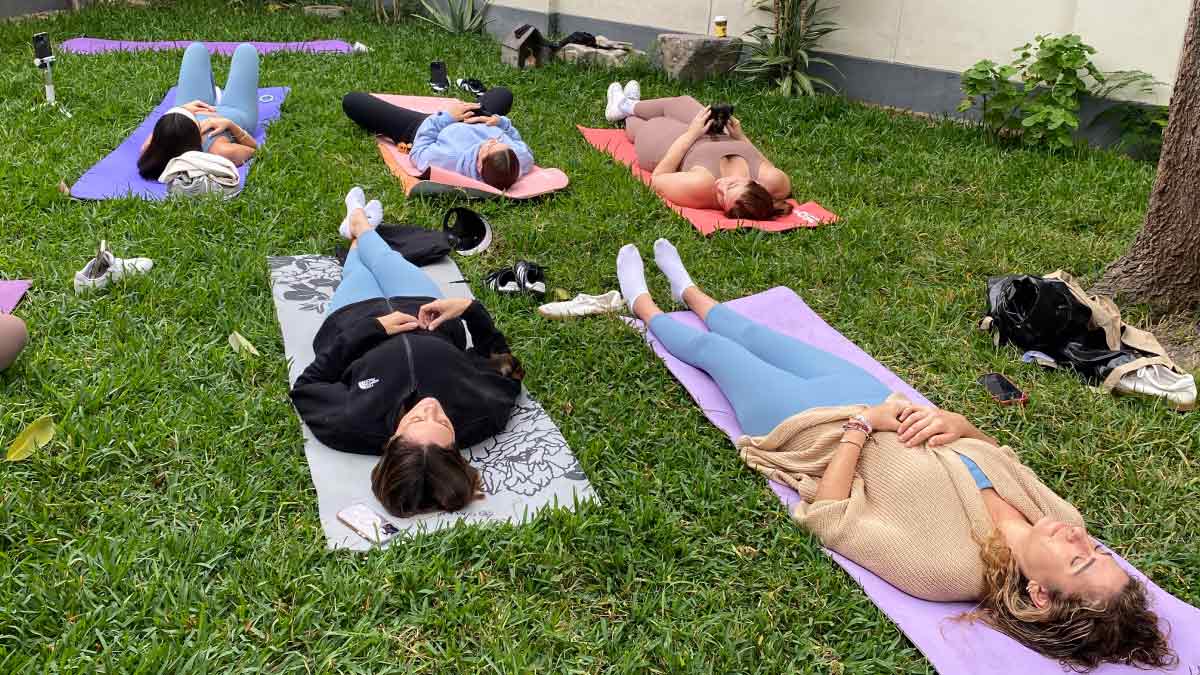 clase de yoga con perritos 2iwkql