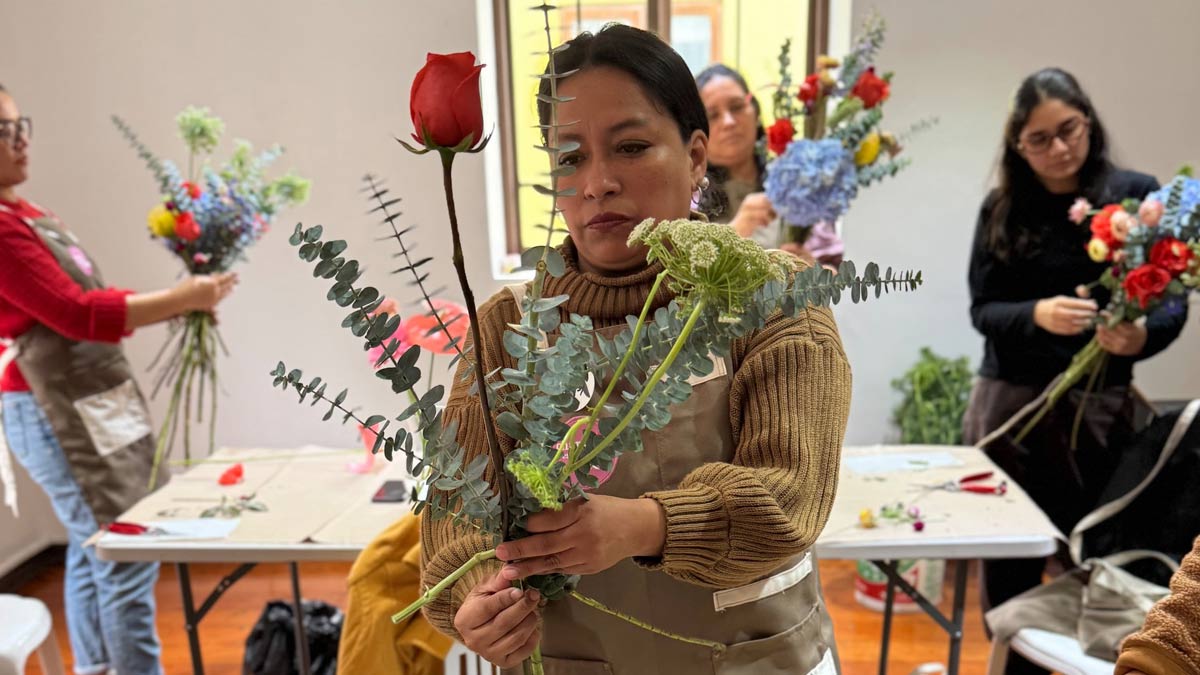 taller disena tu ramo asimetrico con flores frescas 4px0ux