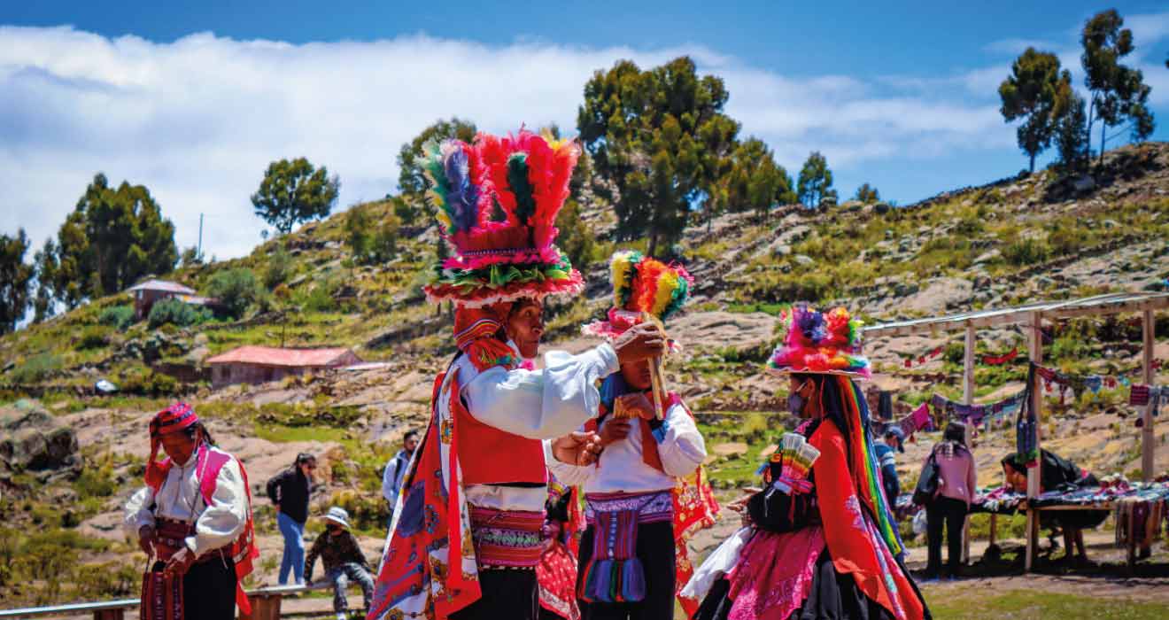 2d 1n islas del lago titicaca uros taquille y luquina gallery 6