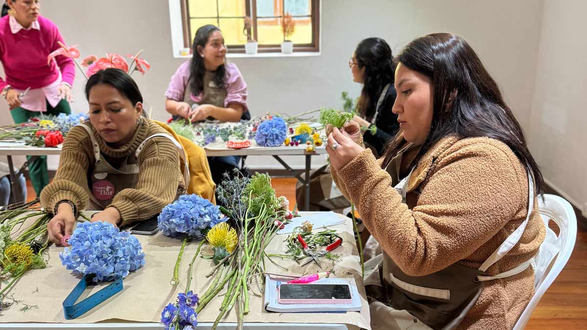 taller disena tu ramo asimetrico con flores frescas b7mz9k
