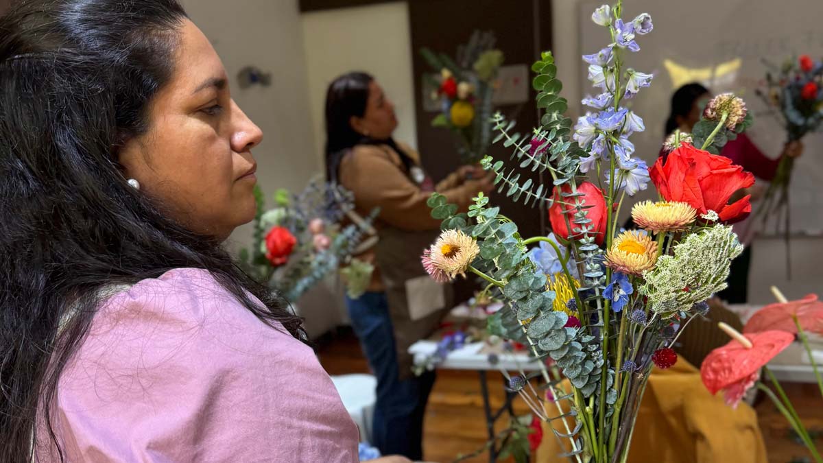 taller disena tu ramo asimetrico con flores frescas cpmnj0