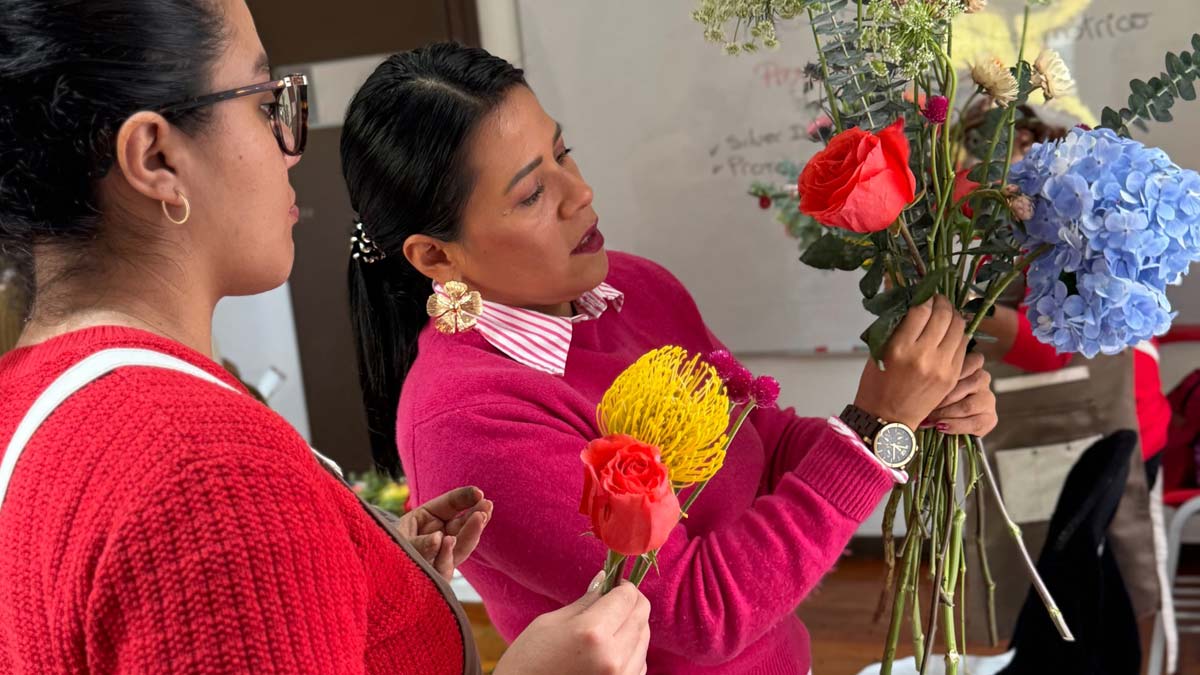 taller disena tu ramo asimetrico con flores frescas eijyoe