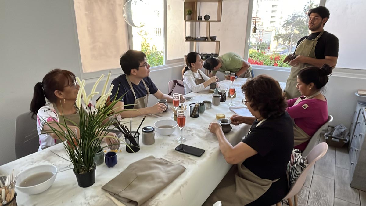 taller express de ceramica con vino y piqueos ezr5p1