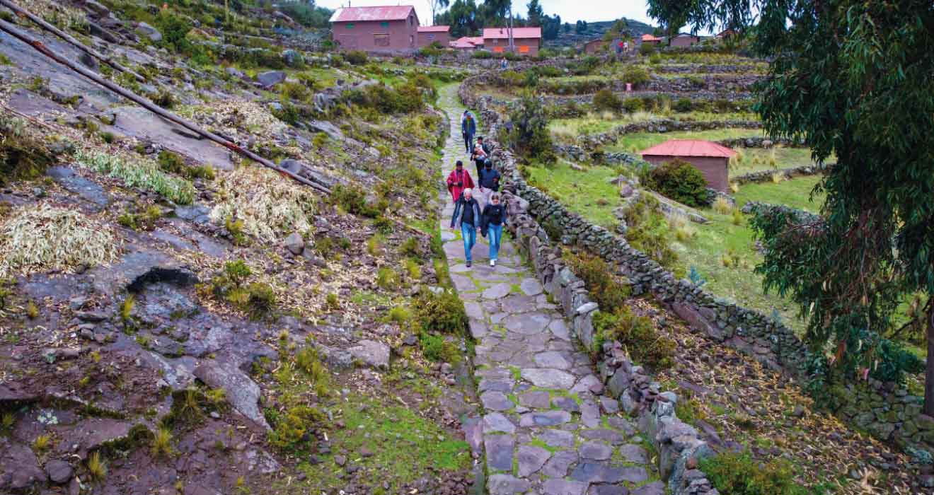 2d 1n titicaca uros home stay en taquille gallery 4
