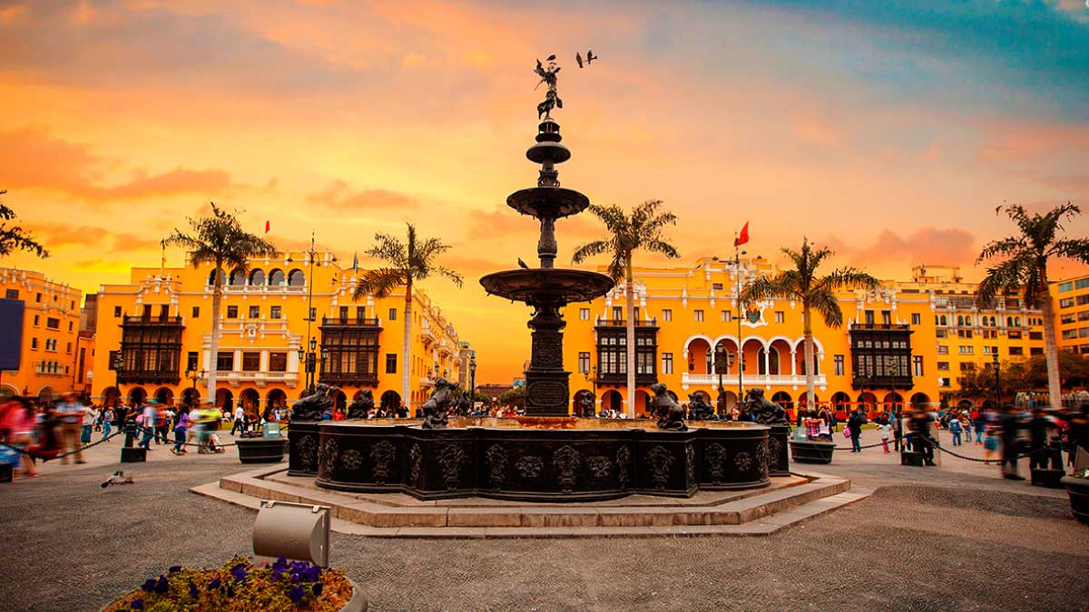 camina por el centro historico de lima header