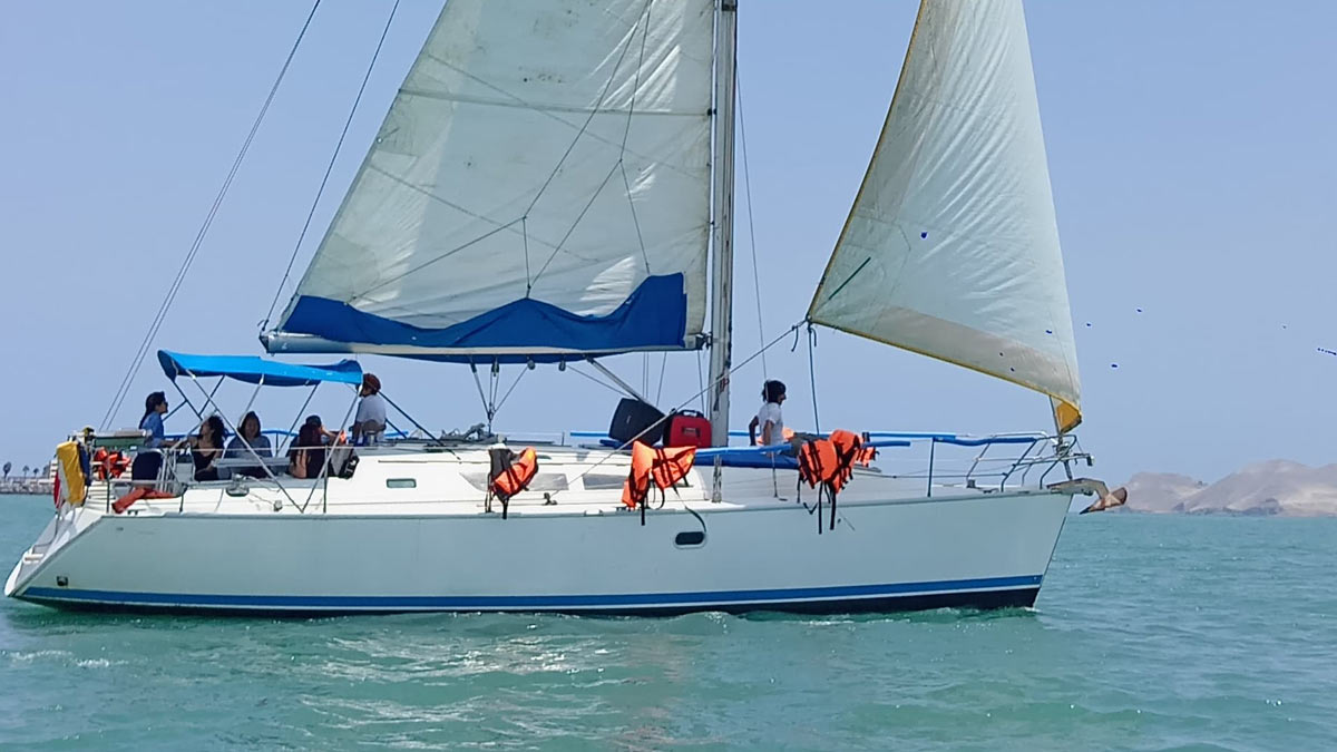 navega a vela en lima y descubre la isla san lorenzo nb5otn