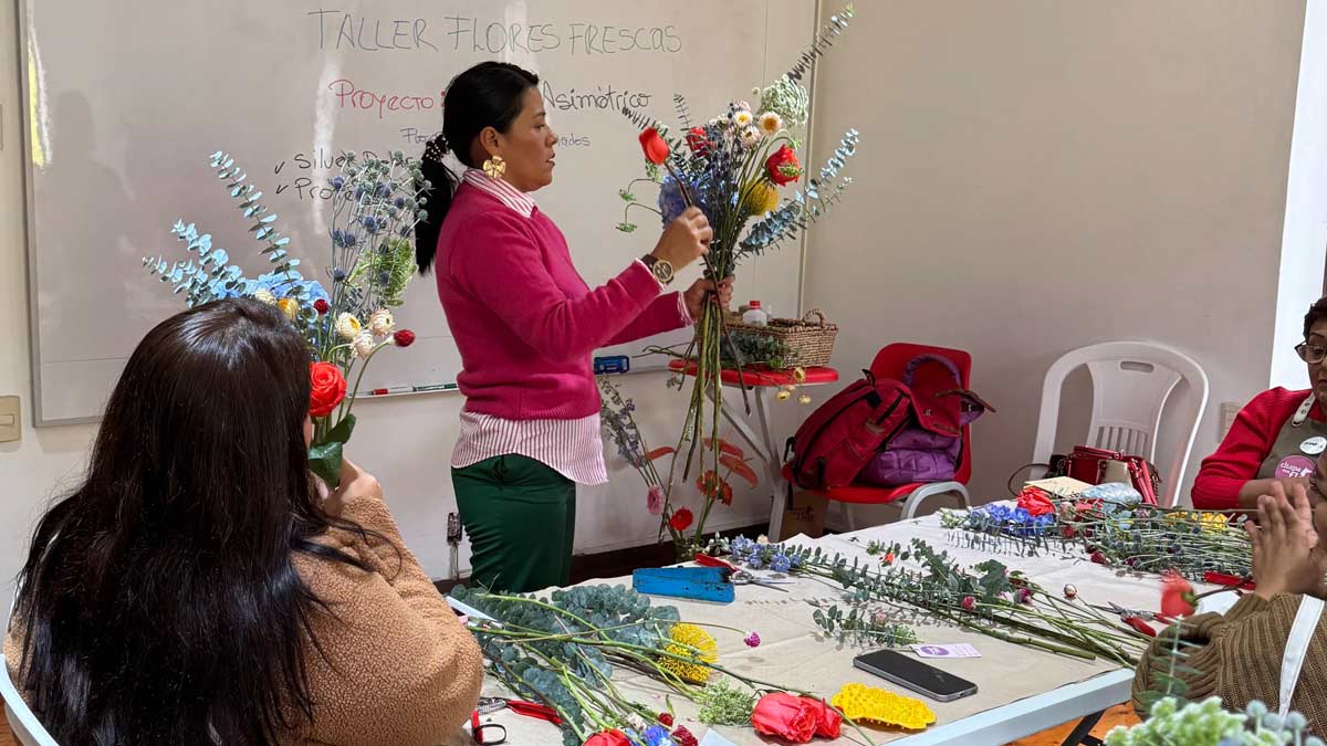 taller disena tu ramo asimetrico con flores frescas s6l422