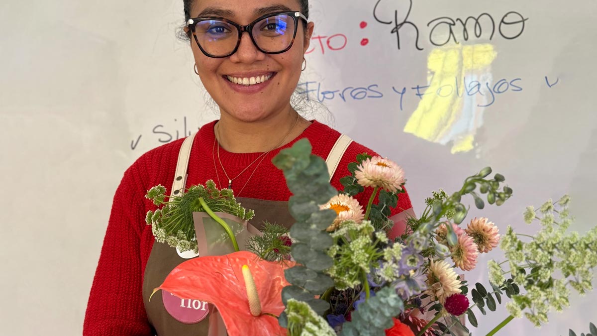 taller disena tu ramo asimetrico con flores frescas txu42r