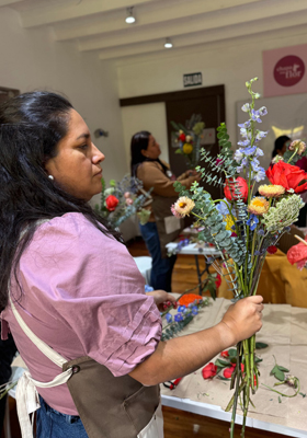 taller disena tu ramo asimetrico con flores frescas thumbnail