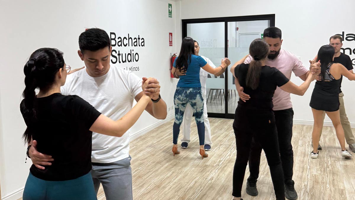 clase grupal de salsa y bachata en lima up7obi
