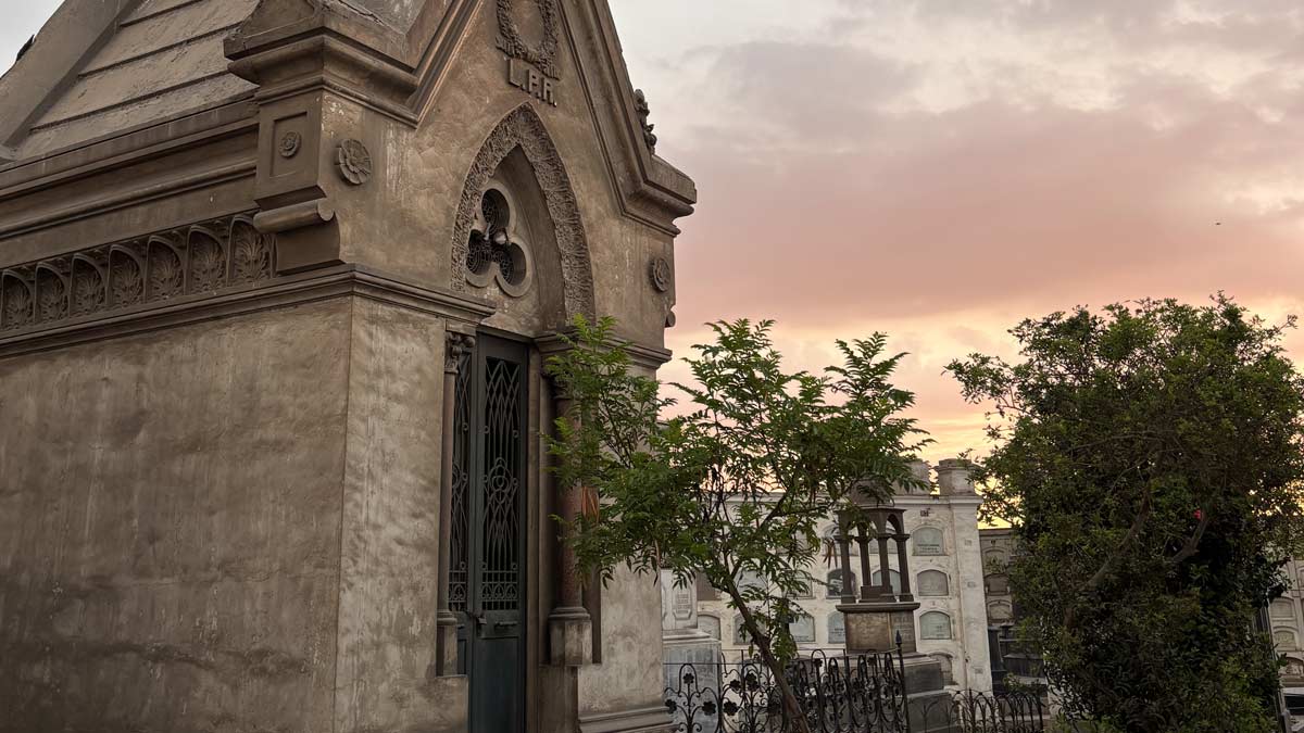 tour al cementerio baquijano del callao de noche uysjks
